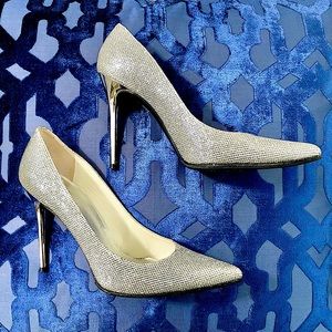 Stuart Weitzman Flirt Platinum Fabric Pump in 8M!